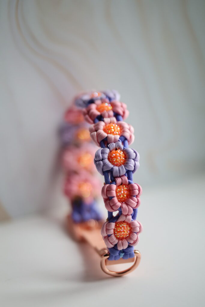 Gevlochten paracord bloemen halsband met kralen