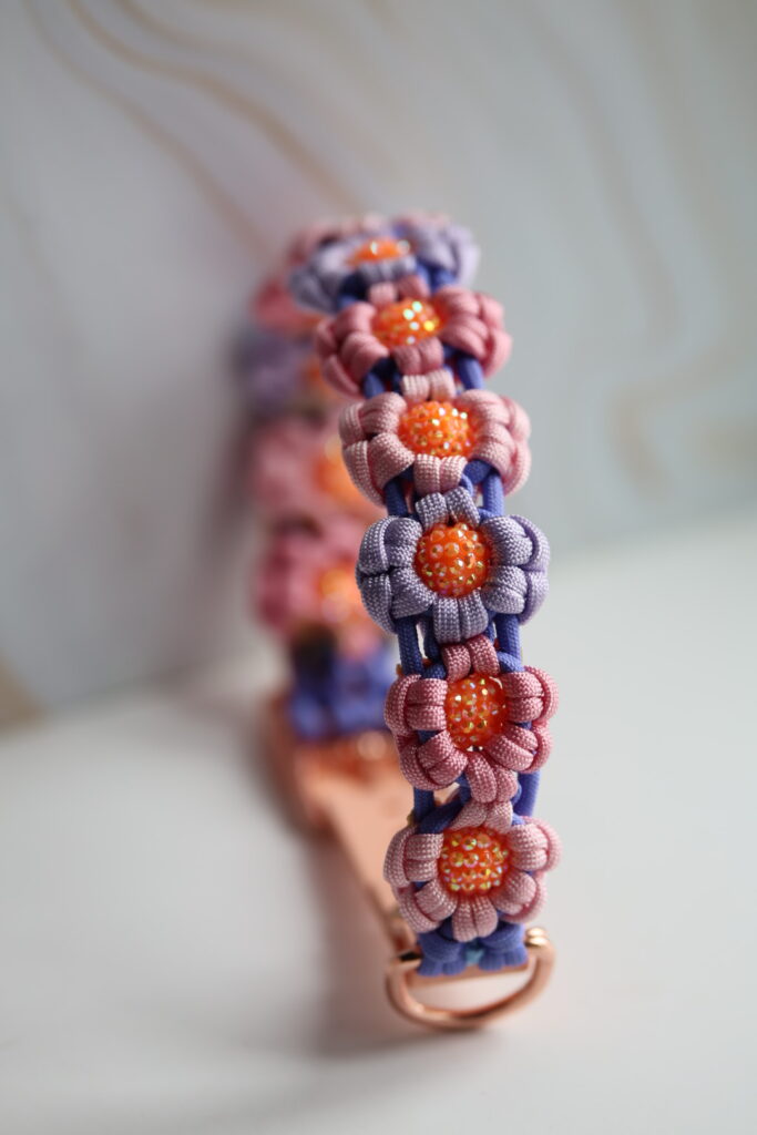 Gevlochten paracord bloemen halsband met kralen