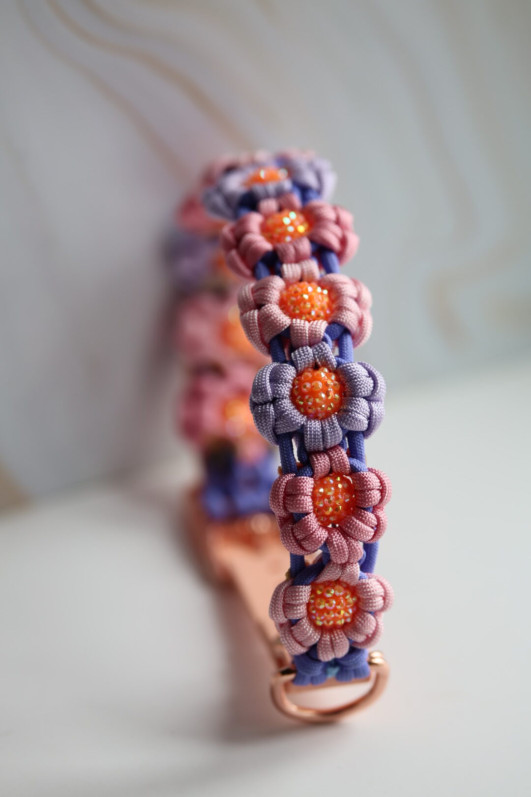 Gevlochten paracord bloemen halsband met kralen - Afbeelding 1