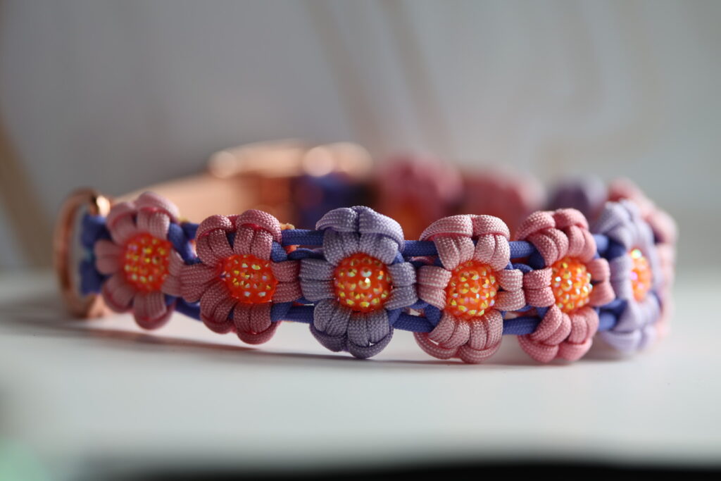 Gevlochten paracord bloemen halsband met kralen